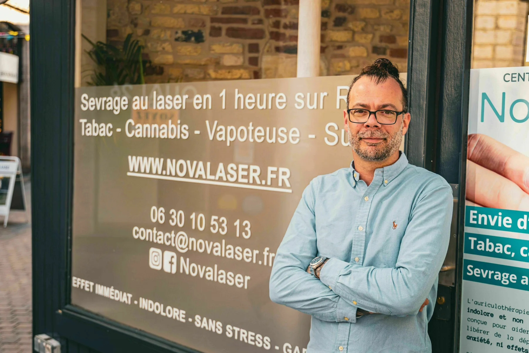 Sébastien devant la vitrine du centre NovaLaser, rue de Famars à Valenciennes