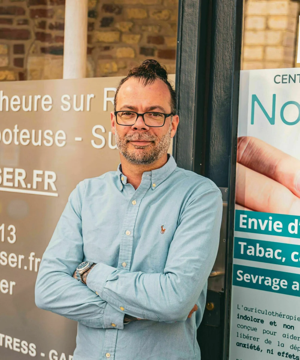 Sébastien, praticien certifié, devant le centre NovaLaser à Valenciennes